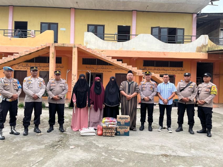 Kunjungi Pondok Tahfiz Qur’an Hasbabul Hidayah, Polsek Pantai Cermin Bagikan Sembako