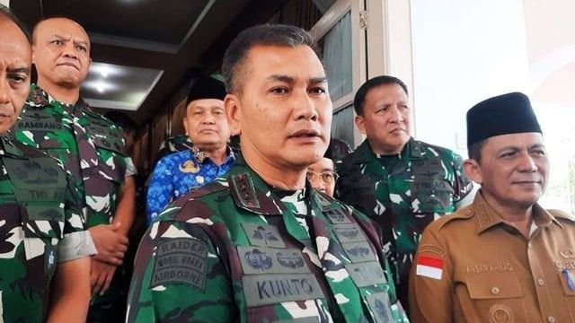 Bantah Terlibat Mutasi Letjen Kunto Arief, Jokowi : Itu Urusan TNI