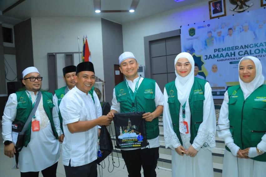 197 Calhaj Labura 2025 Dapat Tas Sandang dari Ketua BKPRMI