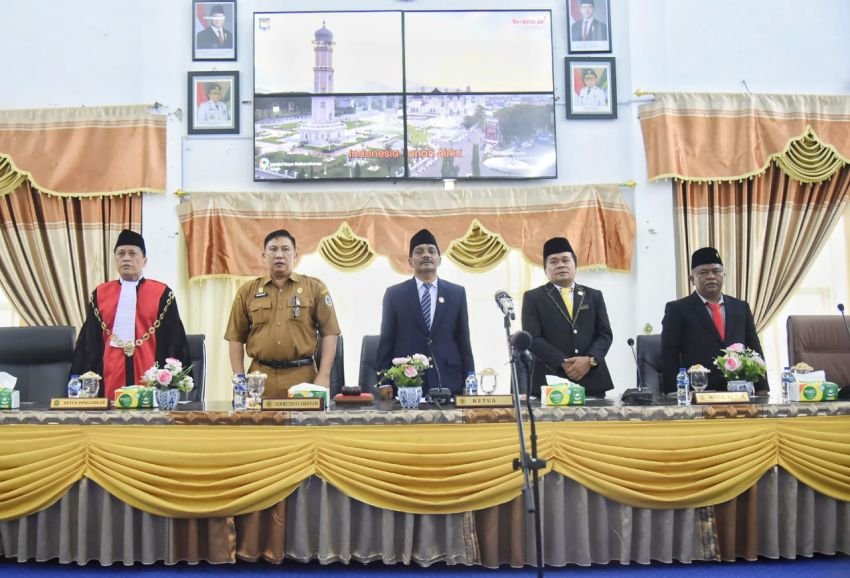 Sekda Tapteng Hadiri Pelantikan Pimpinan DPRD Tapanuli Tengah Periode 2025-2030
