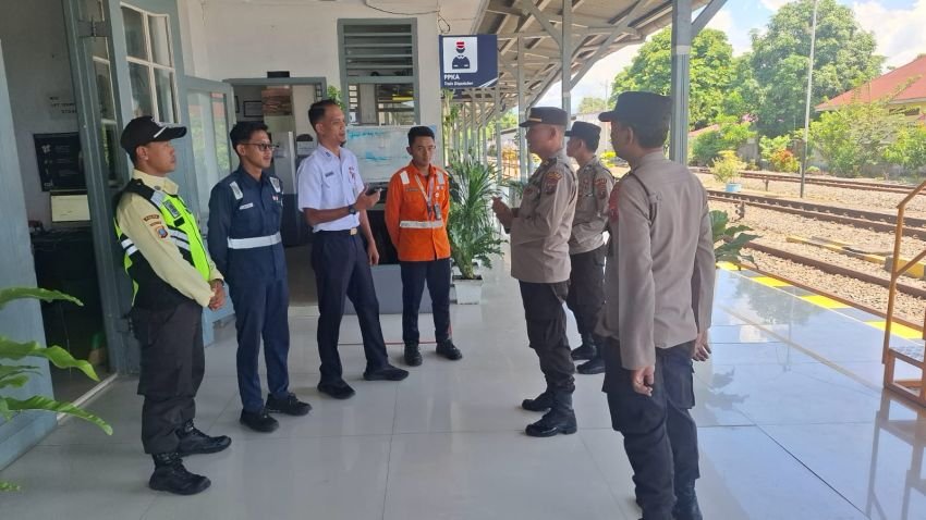 Patroli di Stasiun Kereta Api, Sat Binmas Polres Pematangsiantar Sampaikan Pesan Kamtibmas