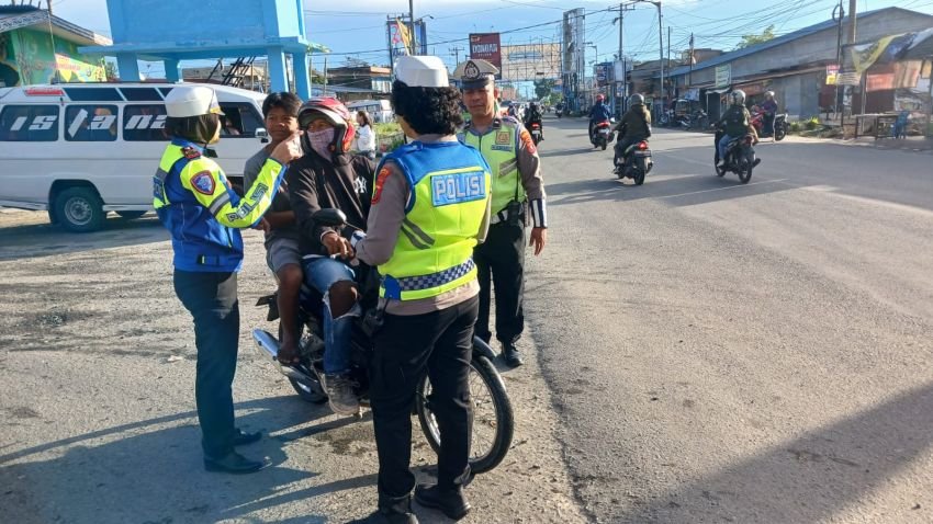 Sat Lantas Polres Pematangsiantar Bagikan Brosur Tertib Lalulintas dan Stiker Layanan Polisi 110