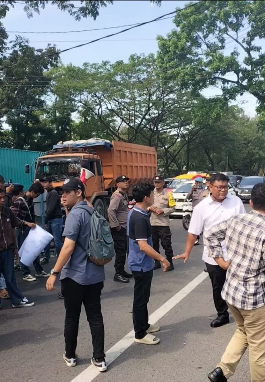 Massa Demo di Kejati Sumut Minta Komjak Usut Oknum Jaksa Diduga Terlibat Bimtek Desa