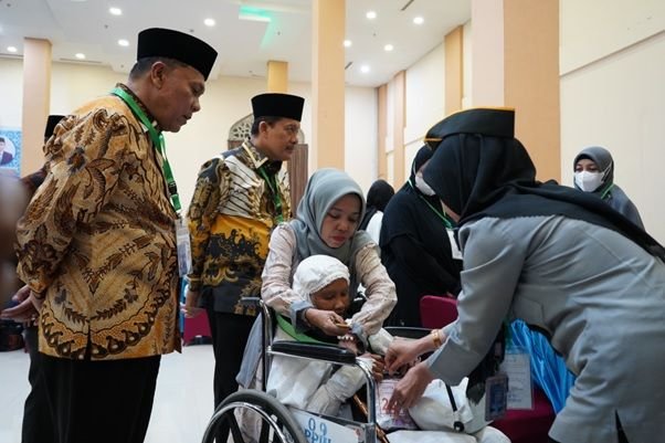 Sambut Kloter 1 Asal Kota Padangsidimpuan  Ketua PPIH Embarkasi Medan : Tamu Allah Diingatkan Saling Tolong-menolong