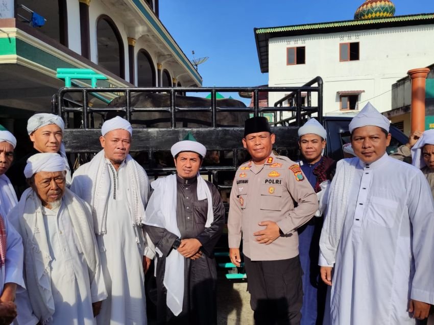 Idul Adha, Kapolres Simalungun Serahkan Hewan Kurban Ke Pondok Persulukan Serambi Babussalam
