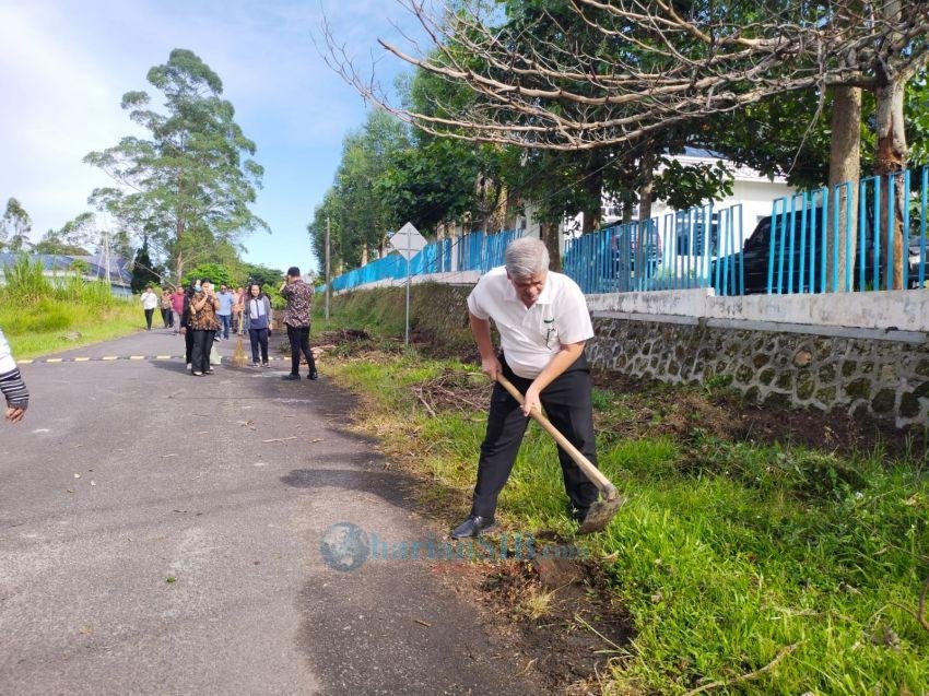 Kepala Inspektorat Simalungun Turun Tangan Pimpin Aksi Gotong Royong