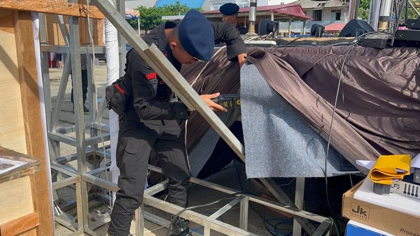 Brimob Sumut Laksanakan Sterilisasi di Pantai Sorake