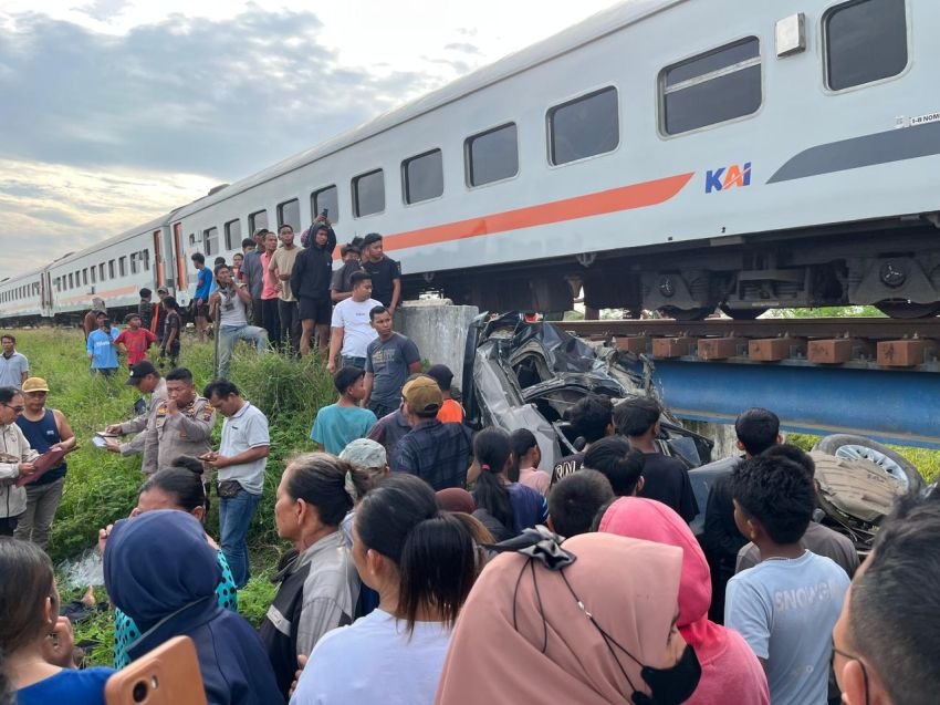 Kereta Api Tabrak Minibus di Pagarmerbau Deliserdang, Dua Tewas Terseret 150 M