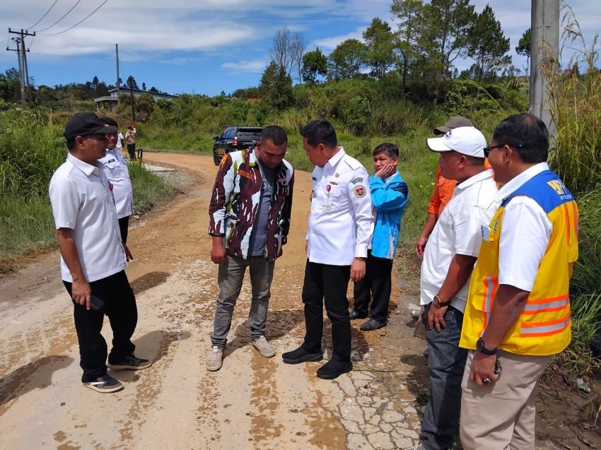 Bupati Humbahas Tinjau Perbaikan Jalan Doloksanggul-Baktiraja Hasil Swadaya Masyarakat