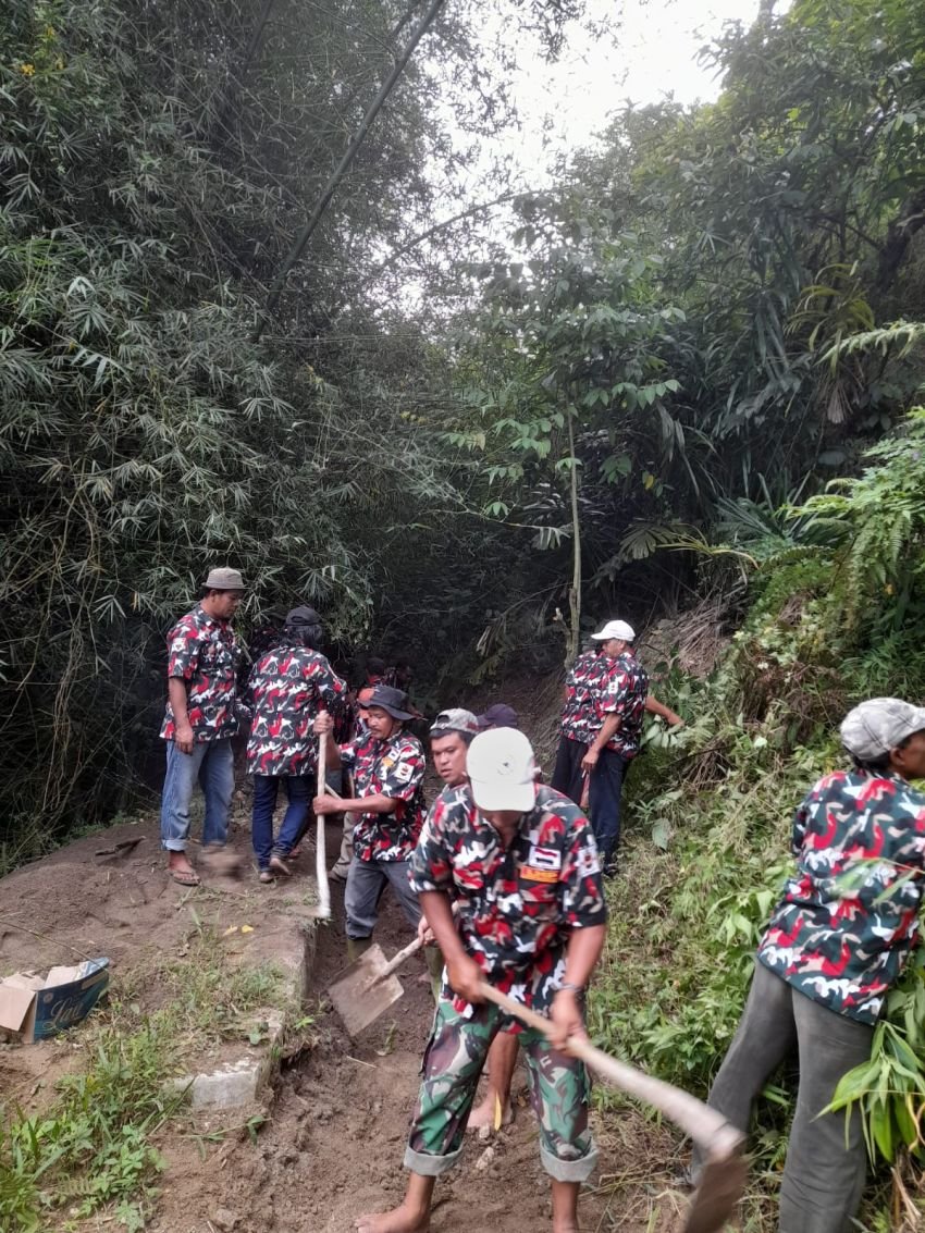 Ranting LMP Desa Kandibata Baksos Bersihkan Saluran Air Tumpat
