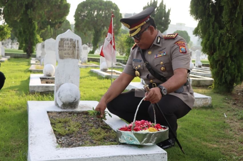Peringati HUT ke-79 Bhayangkara, Kapolrestabes Medan Ziarah ke TMP