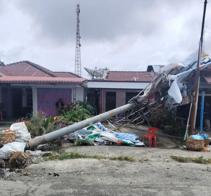 Papan Reklame di Tigarunggu Tumbang Diterpa Angin Kencang