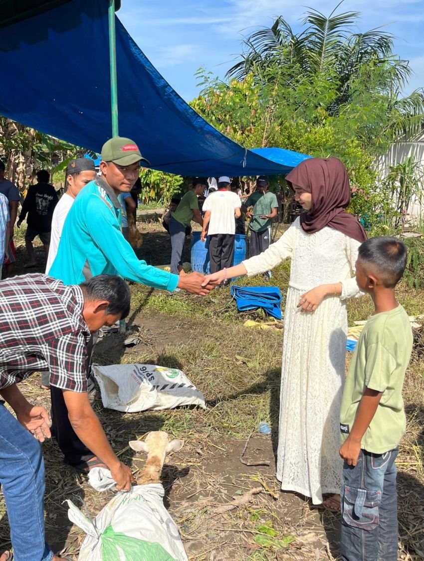 PT Mahana Boston Abadi Kurban 2 Ekor Kambing di Masjid Al Islah Desa Tanjung Selamat
