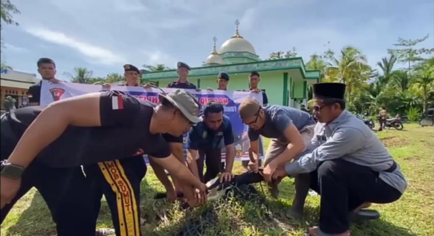 Kompi 4 Batalyon C Satbrimob Sembelih Hewan Kurban di Nias