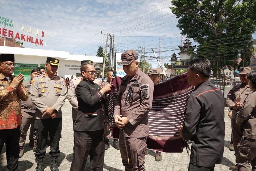 Kunker ke Kejari Dairi, Bupati Vickner Sinaga Sambut dan Ulosi Kajati Sumut