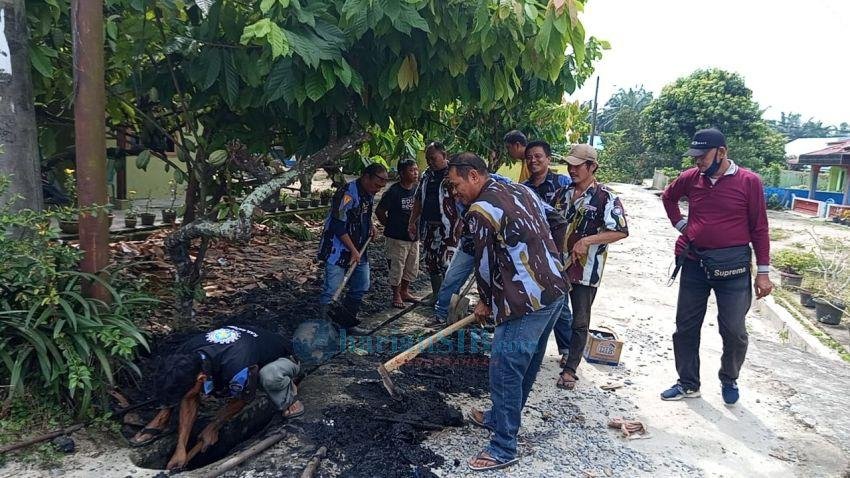Jadi Langganan Banjir, IPK PAC Limapuluh Gotong-royong Bersihkan Parit Tersumbat