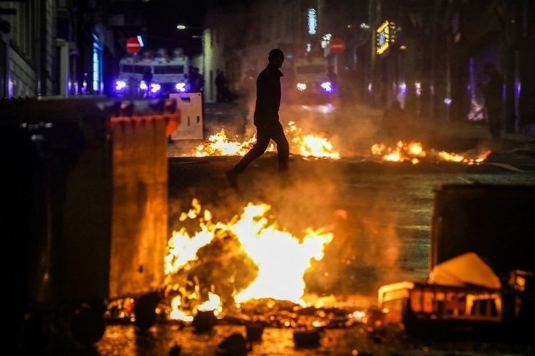 Demo Anti-Imigran Pecah di Irlandia Utara, Massa Ricuh Bakar Rumah