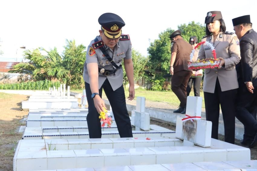Peringati HUT ke-79 Bhayangkara, Waka Polres Tebingtinggi Pimpin Ziarah di TMP