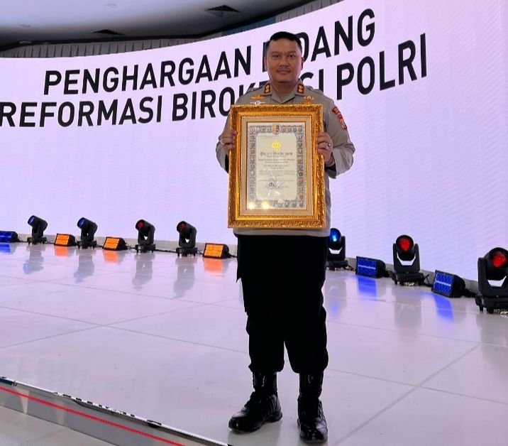 Kapolres Labuhanbatu Terima Piagam Penghargaan Kategori Pelayanan Prima dari Kapolri Listyo Sigit