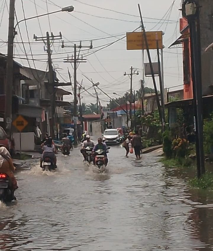 Hujan Deras, Jalan Raya dan Pemukiman Penduduk di Medan Labuhan Terendam Banjir
