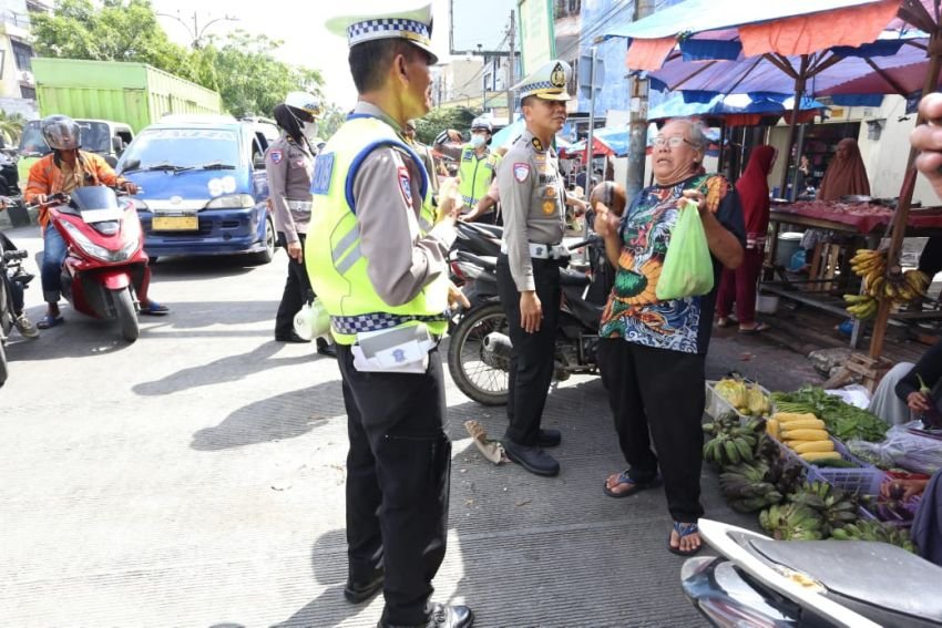 Ditlantas Polda Sumut bersama Dishub dan Satpol PP Kota Medan Tertibkan Parkir Liar dan PKL di Badan Jalan