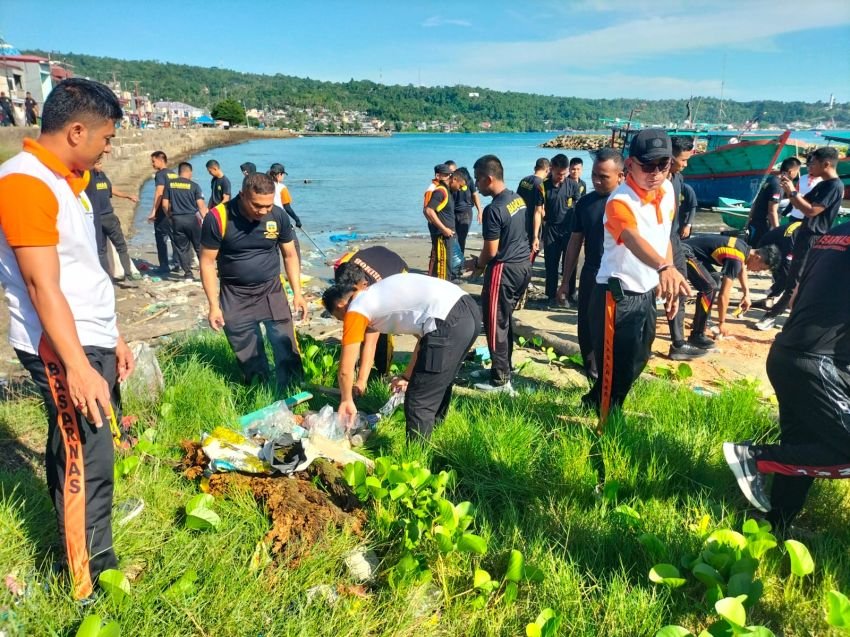 Peduli Lingkungan, Brimob Polda Sumut Gelar Aksi Bersih Pantai
