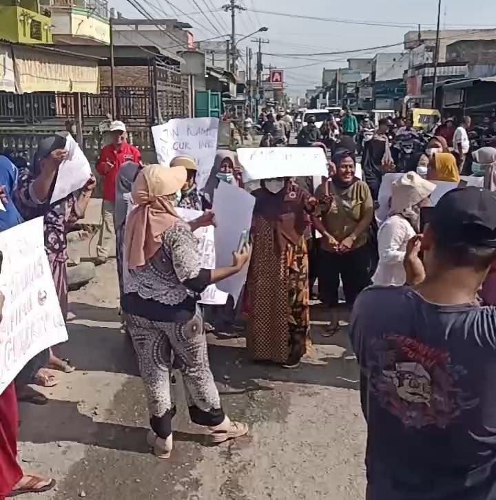 Emak-emak Tuntut Jalan Provinsi yang Rusak di Kota Galang Diperbaiki