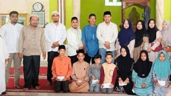 10 Muharram 1447 H, Kades Telukpiai Labura Serahkan Santunan kepada Anak Yatim