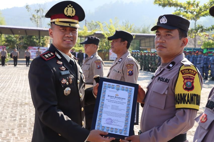 HUT ke-79 Bhayangkara, Kapolres Tapteng Beri Penghargaan Personel Berprestasi