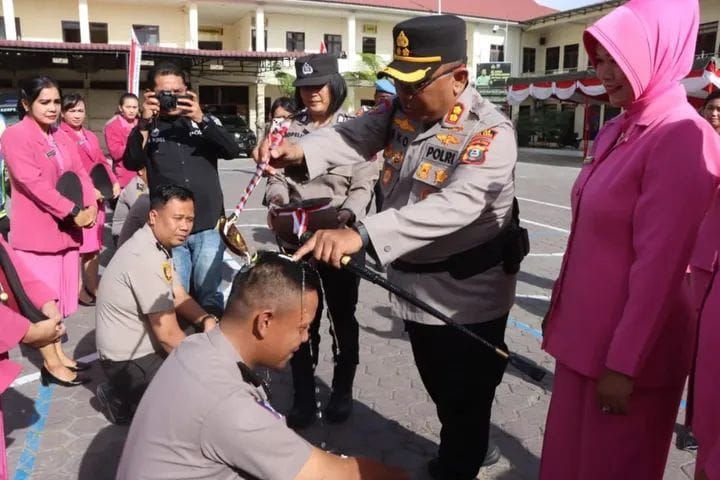 Kapolres Pimpin Upacara Kenaikan Pangkat 30 Personel