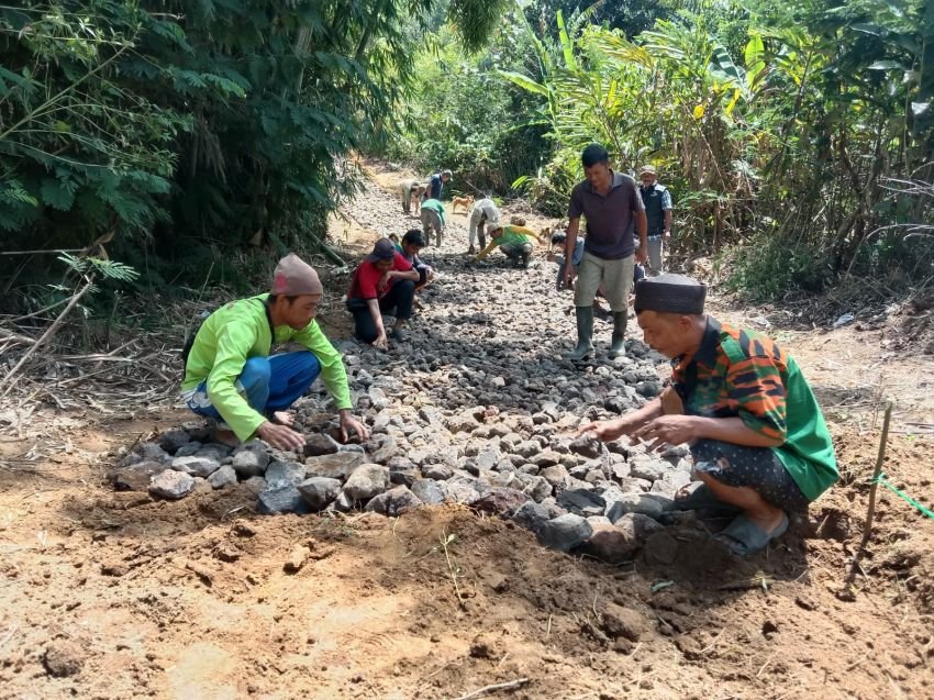 Berkat Dana Desa, Jalan Penghubung Dusun Simangapu-Siborgung Raya Usang Simalungun Dibuka