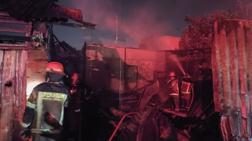 Enam Bangunan Terbakar di Medan Tuntungan, Diduga Akibat Ledakan Tabung Gas