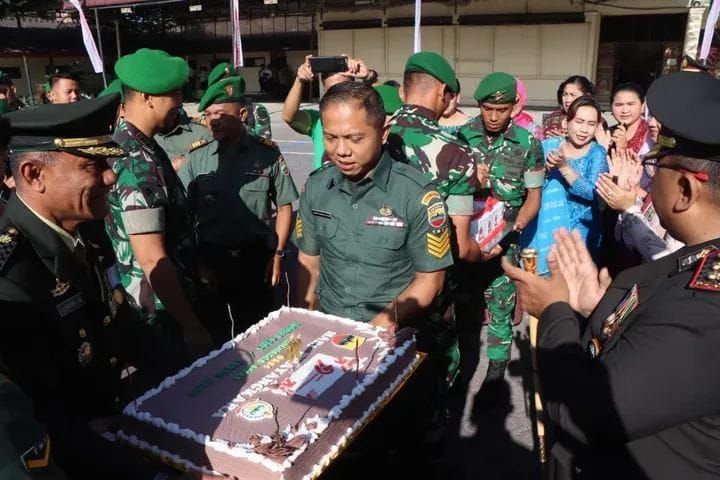Kodim 0205 TK, Yonif 125 SMB dan Kejari Karo Beri Kejutan Kue Ulang Tahun ke Polres Tanah Karo