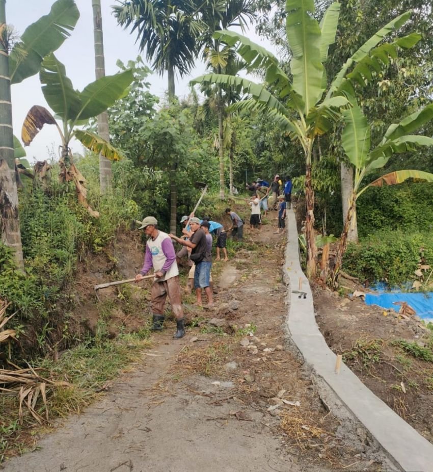 Warga Nagori Rawang Pardomuan Nauli Gotong Royong Perbaiki Jalan Pertanian