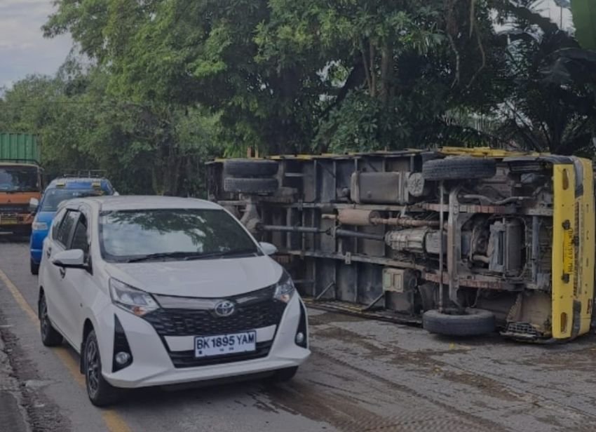 Diduga Tabrak Pembatas Jalan, Truk Pengangkut 7 Ton Tepung Terguling di Tebingtinggi