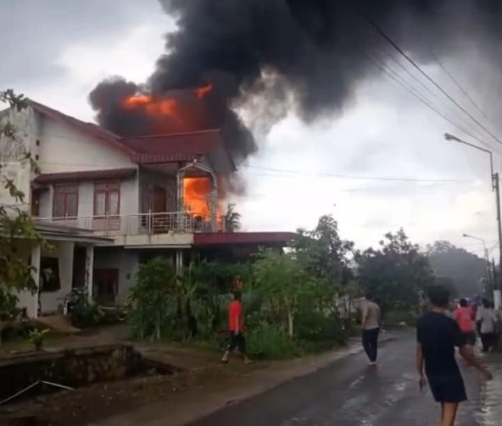Diduga Korsleting, Rumah Kosong di Pematangsiantar Terbakar
