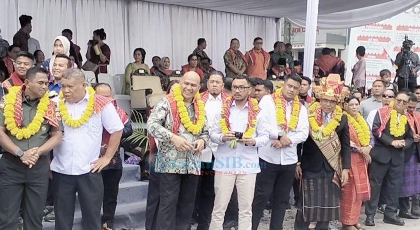 Ribuan Warga Saksikan Karnaval Mobil Hias Festival Bunga dan Buah di Karo