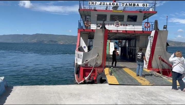 Penyeberangan Kapal Ferry Jurusan Tigaras-Simanindo Kembali Beroperasi