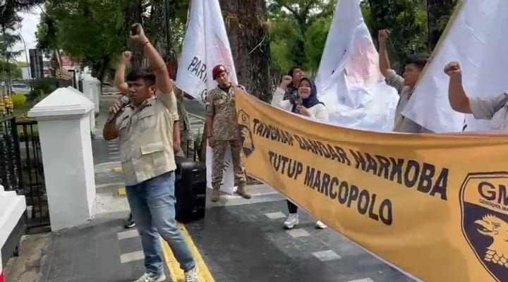 Tuntut Berantas Narkoba, Anggota DPRD Binjai, Ronggur Orasi di Depan Rumah Dinas Kapolda dan Kantor Gubernur Sumut