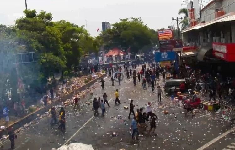 Demo di DPRD Medan-Sumut Ricuh, Pedagang Kecil Kocar-kacir Hindari Gas Air Mata