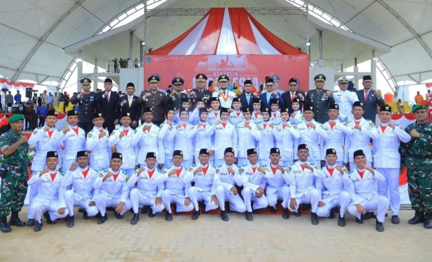 Tim Paskibraka Labura Sukses Kibarkan dan Turunkan Bendera di Alun-alun Aekkanopan