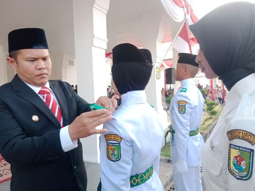 Wabup Sergai Kukuhkan 33 Anggota Paskibra HUT Ke-80 Kemerdekaan RI