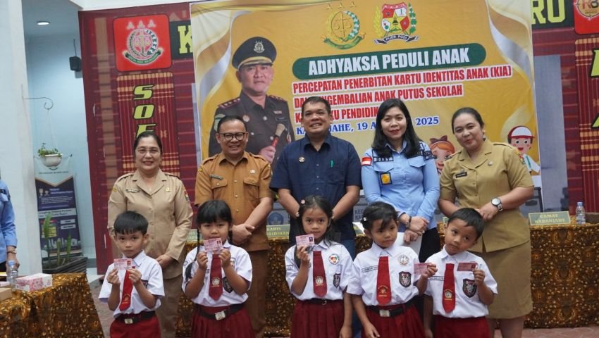 Percepat Penerbitan KIA, Kejari Karo Sekolahkan 16 Siswa Putus Sekolah