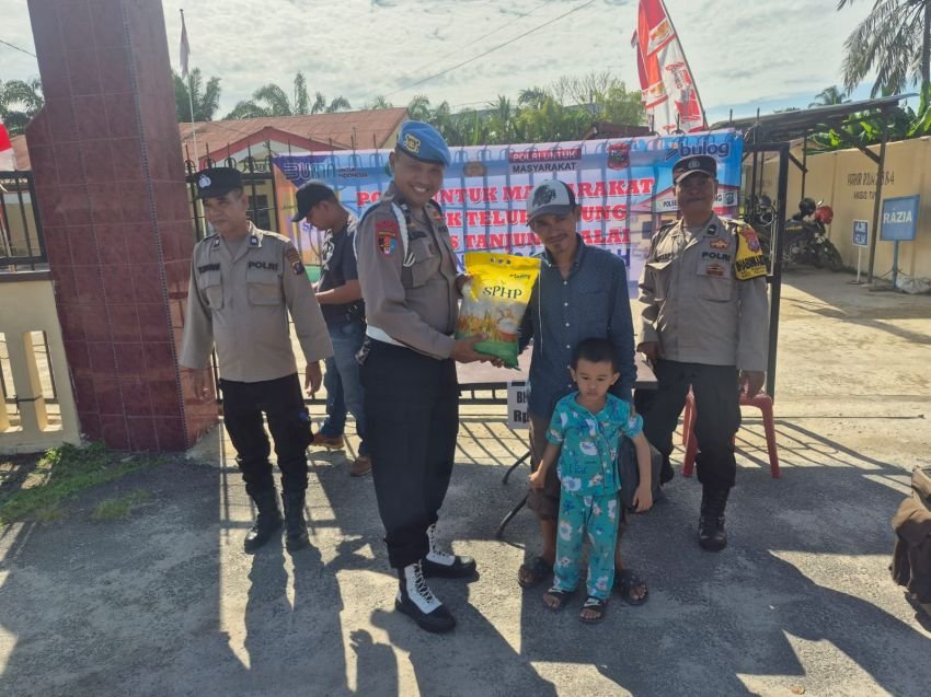 Masyarakat Sambut Antusias Gerakan Pangan Murah di Polsek Teluk Nibung