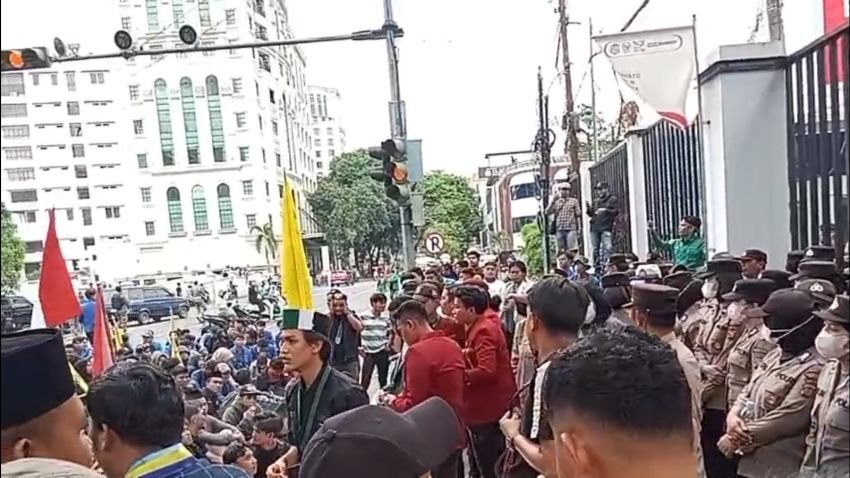 Ribuan Pendemo Datangi DPRD Medan
