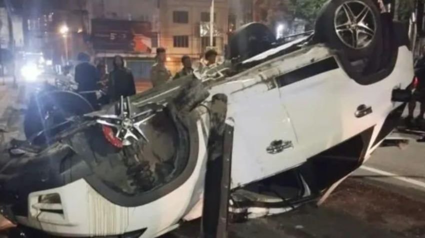 Mobil Mewah Terbalik di Jalan Sisingamangaraja, Pengemudi Kabur Tinggalkan Kunci dan Ponsel