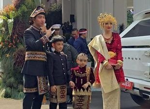 HUT ke- RI: Gibran Pakai Baju Adat Gayo, Selvi Berbusana Adat Palembang