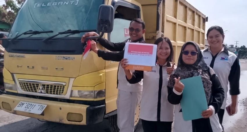 Sambut HUT ke-80 RI, Kepala SMK Negeri I Kualuh Hulu Bagikan Puluhan Bendera