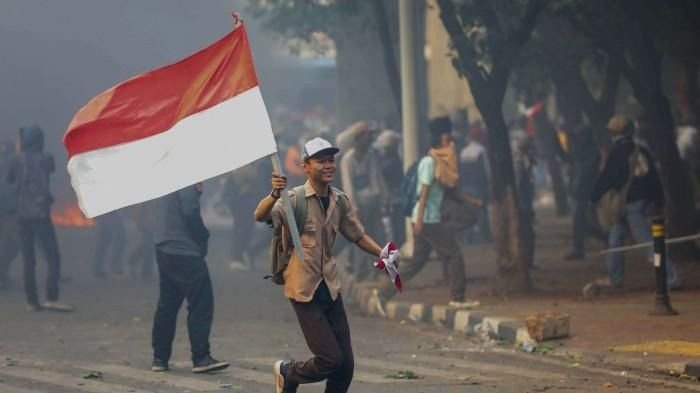 Ratusan Pelajar dan Remaja Ikut Demo di Depan Gedung DPRD Sumut