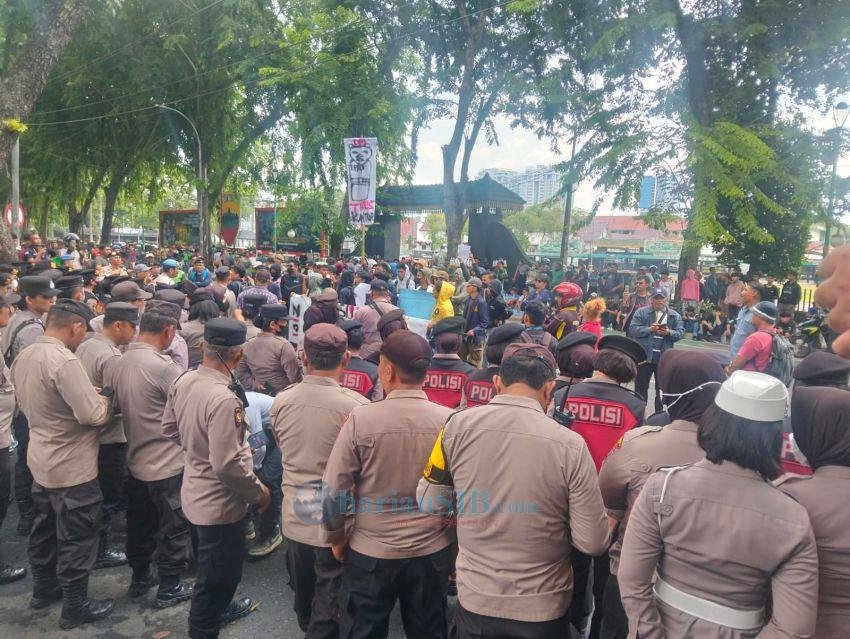 Mahasiswa UHN Unjuk Rasa ke DPRD SU Kecam DPR Adu Domba Mahasiswa Dengan Polisi